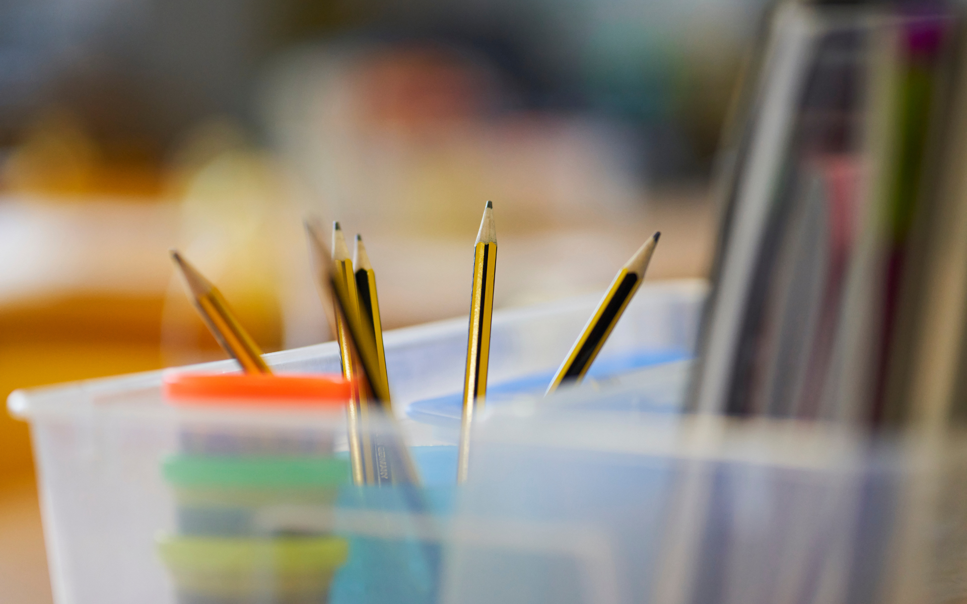 Plastic container with 6 pencils inside